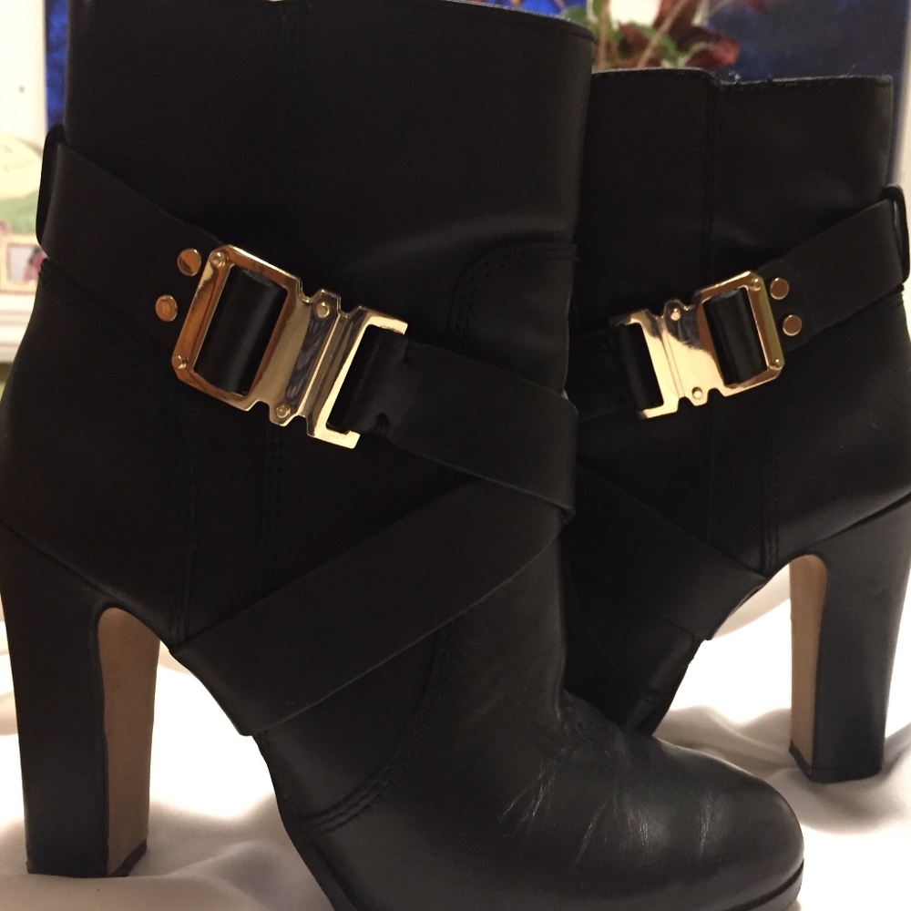 Black leather Vince Camuto 4in booties